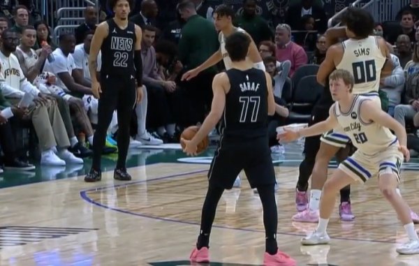 在线股票配资门户网 打急眼了！利德尔支肘+推搡希姆斯&双方冲突 前者二级恶意被驱逐